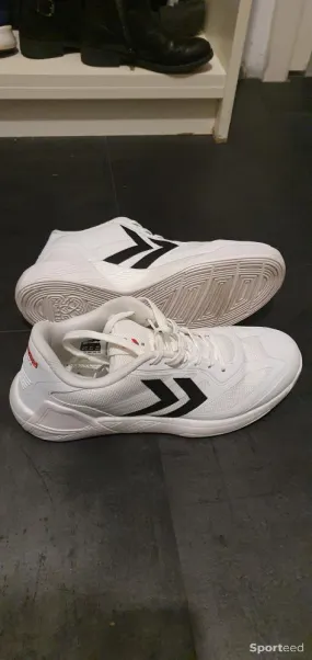 CHAUSSURES DE Handball  d'occasion Ajouté le : 25/12/2023
