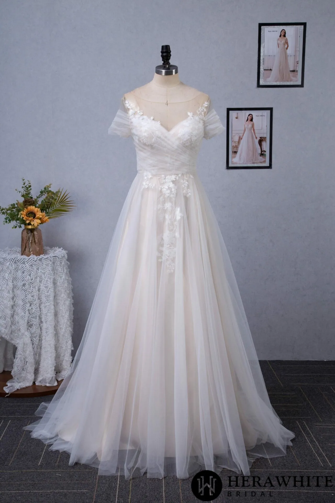 Robe de mariée romantique à corsage plissé en tulle avec illusion sur l’épaule