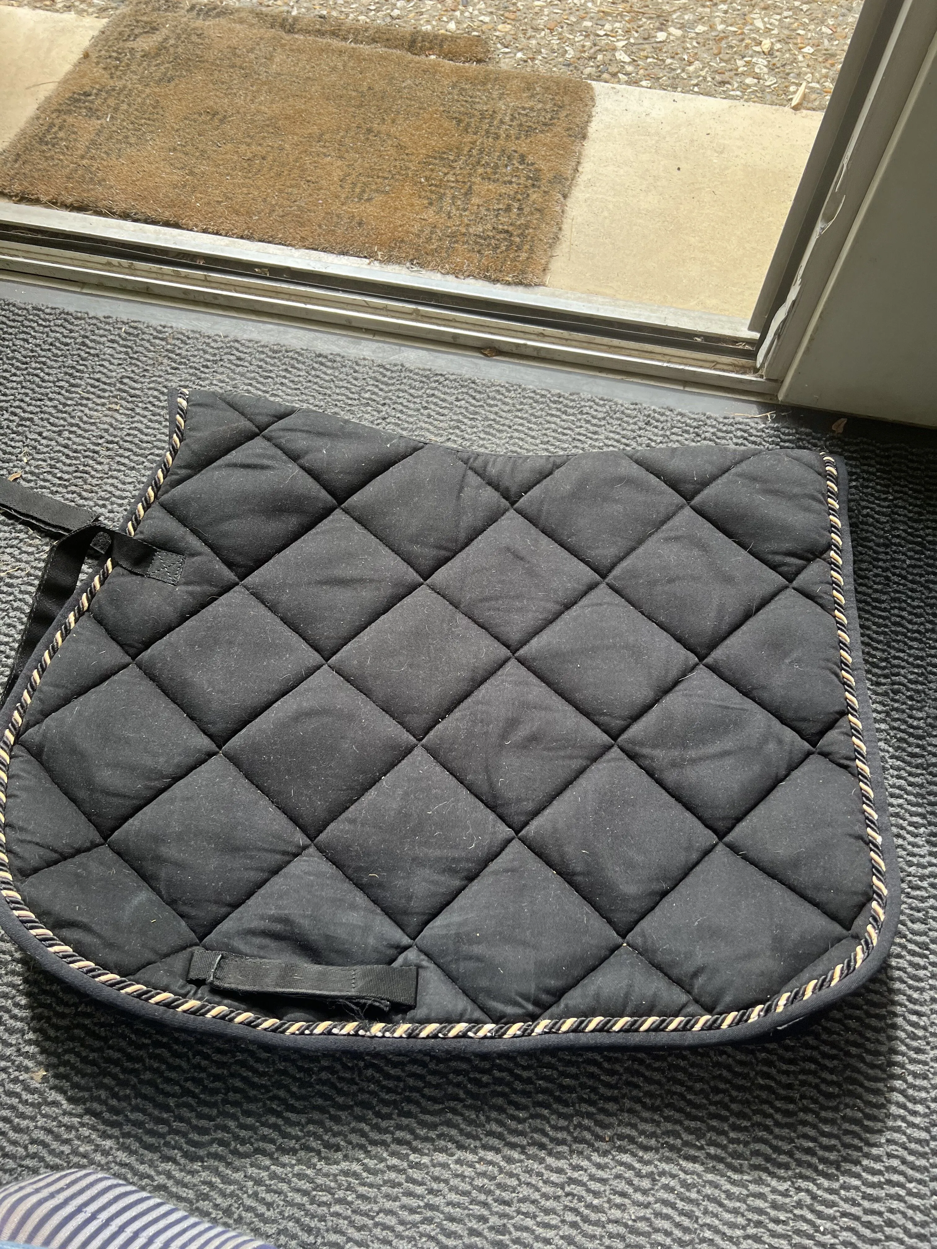 Tapis T de T et bonnet noir